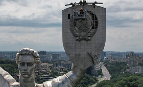 Kyjive nuo paminklo &bdquo;Tėvynė&ldquo; pradėtas demontuoti sovietinis herbas