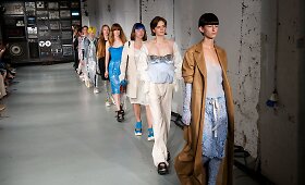 Metalu spindindi futuristinė &bdquo;MM6 Maison Margiela&ldquo; 2016 m. pavasario-vasaros kolekcija
