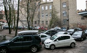 Vilniaus Islandijos gatvės kieme &ndash; nemokama automobilių aik&scaron;telė