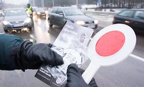 Tarptautinės Antikorupcijos dienos i&scaron;vakarėse Vilniuje surengta akcija &bdquo;Ky&scaron;is i&scaron;purvina&ldquo;