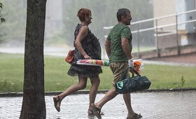 Palangą užklupo kiaurai merkiantis lietus