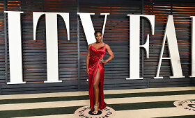 Serena Williams &bdquo;Oskarų&ldquo; vakarėlyje nustebino didžiuliais deimantais ir seksualia suknele