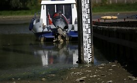 Var&scaron;uvoje rekordi&scaron;kai nusekusi Vyslos upė atidengė istorinių liekanų ir &scaron;iuk&scaron;lių