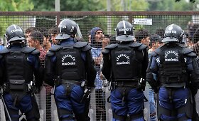 Policija mal&scaron;ino riau&scaron;es pabėgėlių stovykloje Vengrijoje