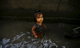 Patvinusi upė Katmandu užliejo lū&scaron;nyną