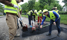 Vilniaus gatvių duobes lopė studentai i&scaron; klubo &bdquo;Kelelis&ldquo;
