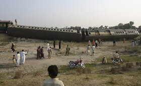 Pakistane sprogus bombai nuo bėgių nuriedėjo keleivinis traukinys