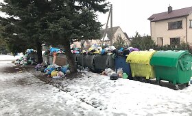 Perpildyti atliekų konteineriai Ariogaloje
