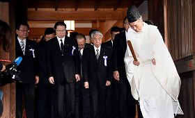 Japonijos įstatymų leidėjai prie&scaron;taringai vertinamoje karo &scaron;ventykloje