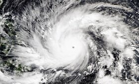 Prie Filipinų artėja galingas taifūnas