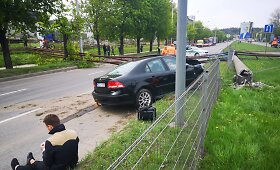 Sostinės Savanorių prospekte užblokuotas eismas: SAAB nuvertė stulpą