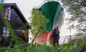 Norvegijoje krovininis laivas vos neatsitrenkė į namą