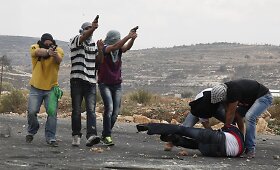 Tarp palestiniečių įsimai&scaron;ę Izraelio kariai padėjo suimt protestuotojus