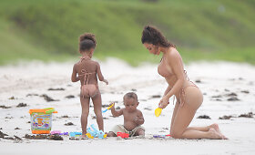 Kim Kardashian su vaikais Meksikos paplūdimyje