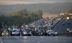 Prancūzijos ūkininkai kolona vyksta į Paryžių protestuoti dėl krintančių supirkimo kainų