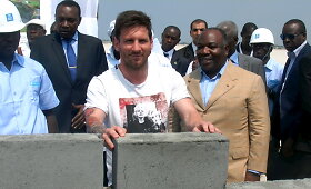 Lionelis Messi lankėsi naujo stadiono statybos Gabone
