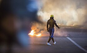 Rasinių riau&scaron;ių apimtame Fergusono mieste pa&scaron;auti du žmonės, 31 suimtas