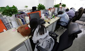 Kinijos technologijų kompanijų darbuotojai miega, valgo ir kartais gyvena darbe