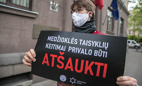 Protestas prie&scaron; ministro Kęstučio Mažeikos sprendimą leisti medžioti su lankais