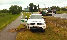 Vykstant į i&scaron;kvietimą Varėnos rajone policijos automobilis nuslydo nuo kelio
