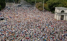 Moldovoje de&scaron;imtys tūkstančiai demonstrantų reikalavo prezidento atsistatydinimo