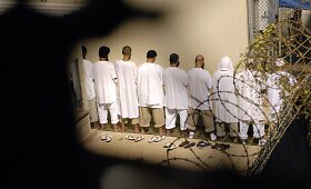 Vaizdai i&scaron; prie&scaron;taringai vertinamo Gvantanamo karinio kalėjimo JAV