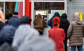 Eilės prie bankomatų