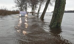 &Scaron;ilutės rajone &ndash; traktoriumi nuo kelio nuriedėjusių vyrų gelbėjimo operacija