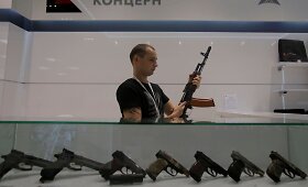 Maskvos oro uoste atidaryta Kala&scaron;nikovo ginklų ir suvenyrų parduotuvė