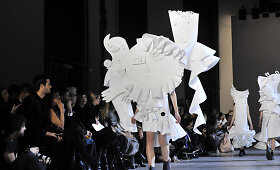 Paryžiaus auk&scaron;tosios mados savaitė: &bdquo;Viktor & Rolf&ldquo; 2016 m. pavasario-vasaros auk&scaron;tosios mados kolekcija