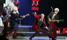 Egidijus Sipavičius su grupe &bdquo;Jingle bells&lsquo;ai&ldquo; pasipuo&scaron;ė &scaron;ventiniais kostiumais