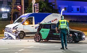 Girtas autobusiuko vairuotojas Ateities gatvėje smarkiai trenkėsi į stovintį &bdquo;Peugeot&ldquo; automobilį