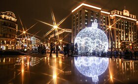 Maskvoje milžini&scaron;ką Kalėdų eglės žaisliuką ap&scaron;viečia 9,5 km LED lempučių 