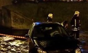 Į žiedinės sankryžos daubą Klaipėdoje įskriejo automobilis