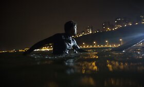 Peru sostinėje banglentininkams naktį ap&scaron;viečiamas paplūdimys