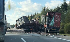 Siaubingi vaizdai po sunkvežimių avarijos greitkelyje Kaunas&ndash;Klaipėda: