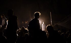 Migrantai nakvojantys lauke Lesbo saloje