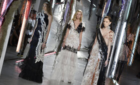 &bdquo;Rodarte&ldquo; 2016 m. pavasario-vasaros kolekcija: nostalgija ir nėriniai