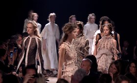 &bdquo;Alexander McQueen&ldquo; 2016 m. pavasario-vasaros kolekcija: skrupulingas dėmesys detalėms