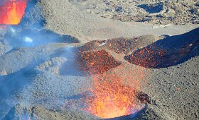 Lava besispjaudantis Reunjono ugnikalnis