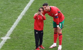 Cristiano Ronaldo ir į aik&scaron;tę rungtynių metu įsibrovę gerbėjai