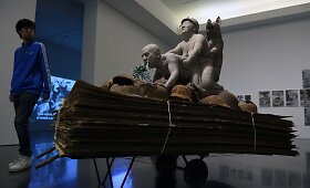 Barselonoje pradėta eksponuoti prie&scaron;taringai vertinama buvusį Ispanijos karalių vaizduojanti skulptūra