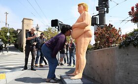 Nuogo Donaldo Trumpo skulptūra Niujorke
