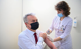 &Scaron;alies politiniai lyderiai skiepijasi nuo COVID-19 &bdquo;AstraZeneca&ldquo; vakcina