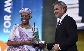 Clooney Jerevane įteikė Au&scaron;ros apdovanojimą burundietei, per karą priglaudusiai tūkstančius na&scaron;laičių