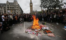 Britai protestavo prie&scaron; siūlomas naujas taupymo priemones