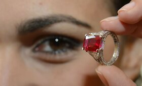 &bdquo;Sotheby's&ldquo; aukcione bus pardavinėjamas milijonų JAV dolerių vertas žiedas su rubinu