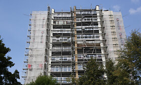 Vilniaus Žirmūnų gatvėje renovuojamas daugiabutis namas