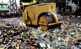 Indonezijoje naikinamas prie&scaron; ramadano mėnesį konfiskuotas alkoholis