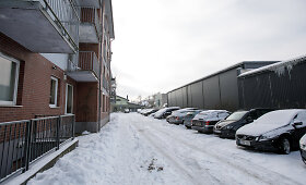 Automobiliai A.Strazdo gatvės namo kieme